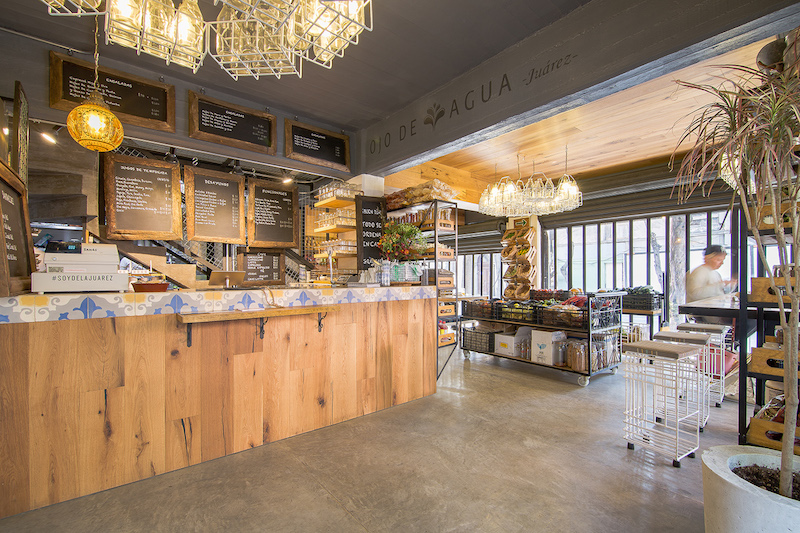 Il ristorante multietnico “Ojo de Agua” con annessa vendita di frutta e verdura biologica © Diana Arnau