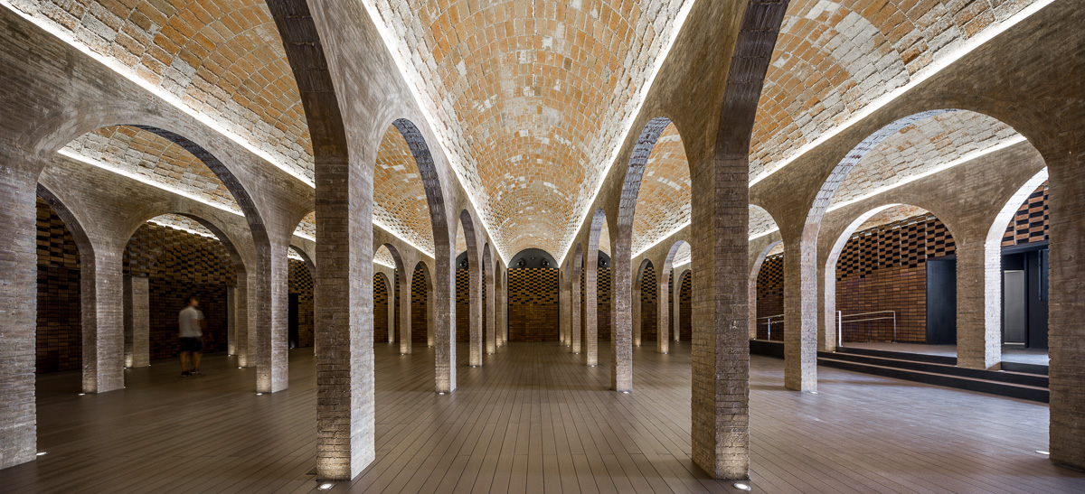 L’ex deposito idrico scandito da archi, pilastri e volte è stato restaurato e valorizzato con un attento sistema di illuminazione e una scelta mirata di pavimenti e rivestimenti in legno © Simon Garcia/arqfoto.com