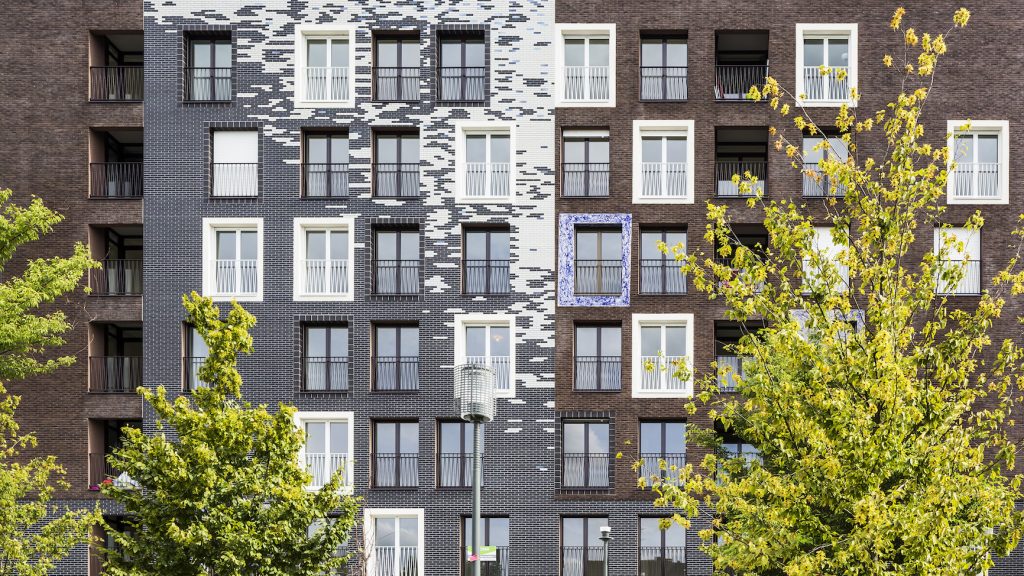 Isolato residenziale a Parigi, Asnières-sur-Seine - 5+1AA Architectures - ceramiche Casalgrande Padana © Luc Boegly