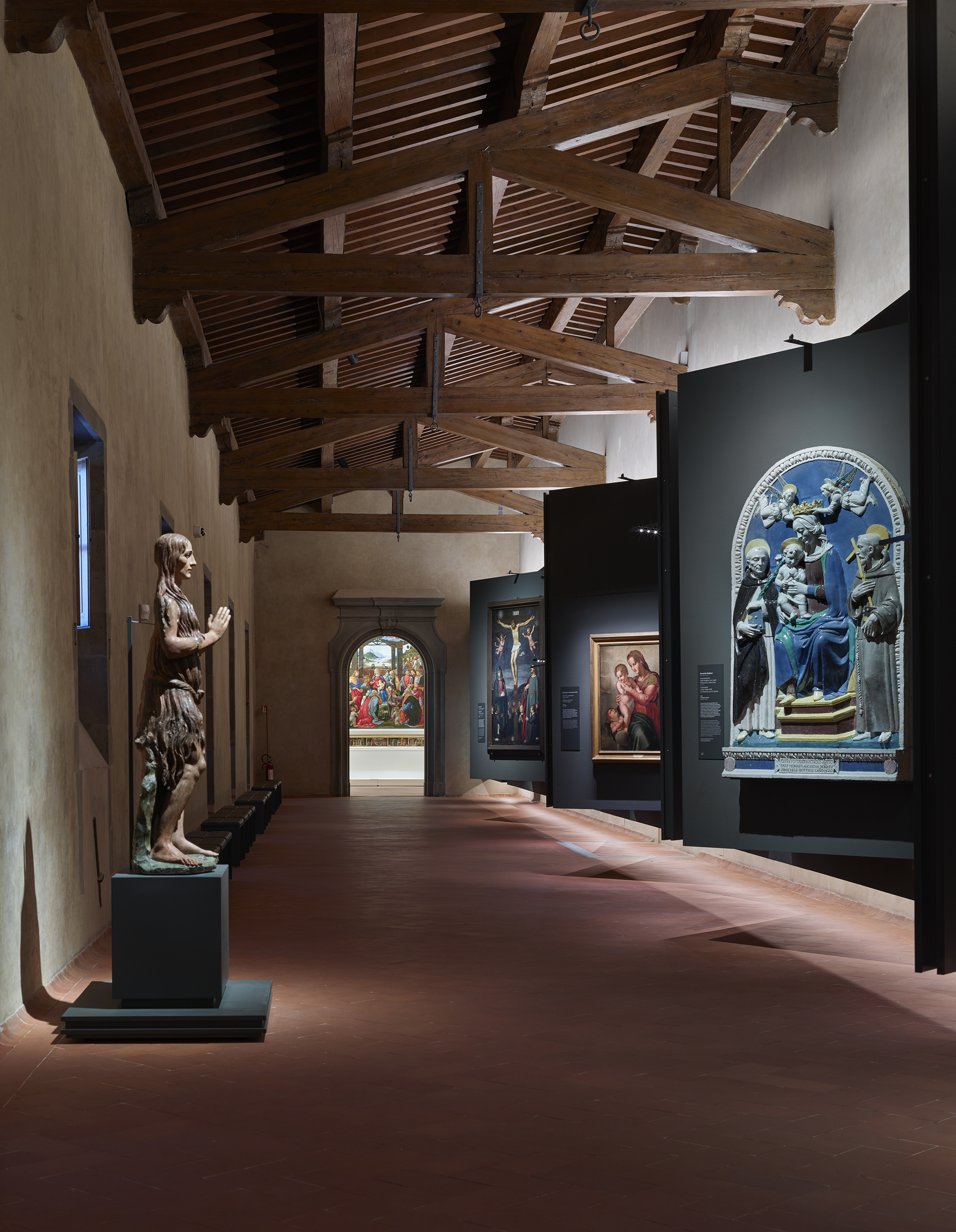 Museo degli Innocenti Partendo dalla concezione del bene museale come struttura viva, il progetto potenzia le caratteristiche delle aree espositive esistenti integrandole al sistema più ampio che comprende tutto il complesso brunelleschiano. Lo spazio espositivo, che si articola su tre livelli, culmina nella loggia panoramica del Verone, che ritrova la sua originaria apertura panoramica sulla città, fruibile non solo dai visitatori del museo, ma da tutta la cittadinanza. La realizzazione delle due nuove porte di bronzo richiama il principio brunelleschiano di continuità fra interno ed esterno e rievoca la disponibilità dell’edificio ad accogliere.