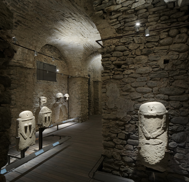 Il progetto recupera spazi di notevole suggestione in perfetta sintonia con le opere esposte. L’allestimento offre al visitatore un incontro non mediato e un godimento diretto delle opere, sollecitandone costantemente l’interesse attraverso un racconto dal ritmo narrativo stringente. L’obiettivo di realizzare un allestimento attraente e suggestivo, nonostante l’austerità degli spazi, è ottenuto attraverso la accurata progettazione di tutti gli elementi e sull’attento studio dell’illuminazione perfettamente calibrata su ogni opera in modo da esaltarne le caratteristiche compositive. Grazie al rigore e alla semplicità formale degli elementi del progetto, le pietre della Lunigiana “parlano” al visitatore, che può così coglierne tutto il fascino e l’ipnotico mistero.
