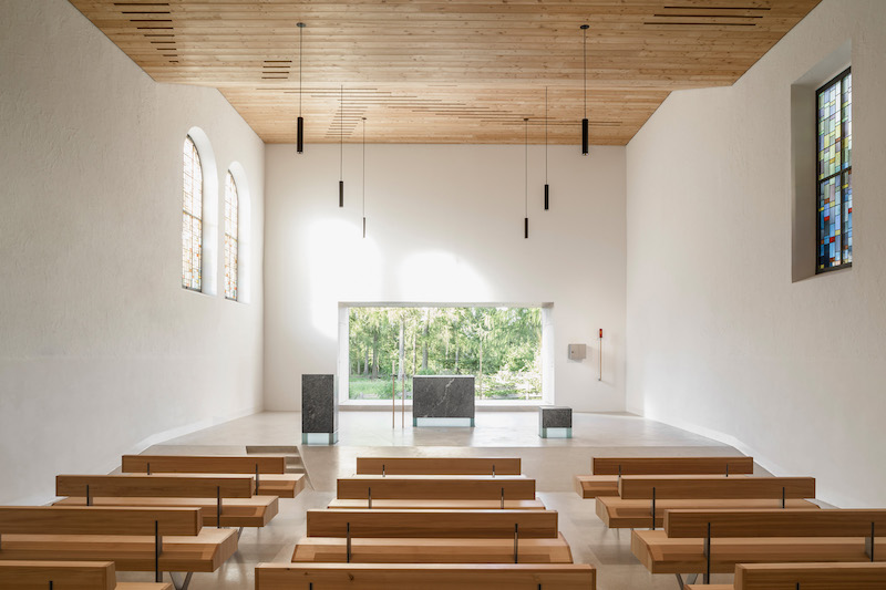 Gli interni della Chiesa sono inondati di luce naturale e mostrano una purezza materica attraverso l’utilizzo del legno e della pietra © Davide Perbellini