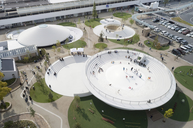 Versatili e poliedriche, le strutture sono contemporaneamente arene per spettacoli all'aperto, spazi outdoor interattivi, parchi giochi per bambini, scalinate, panchine su cui sedersi e padiglioni multifunzionali al coperto © Takumi Ota