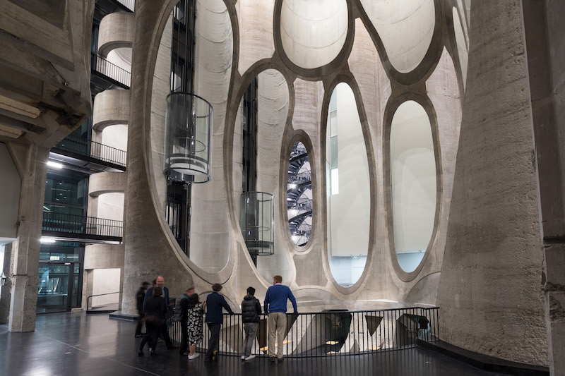 Zeitz MOCAA - Heatherwick Studio, vista notturna dell'atrio del museo © Iwan Baan