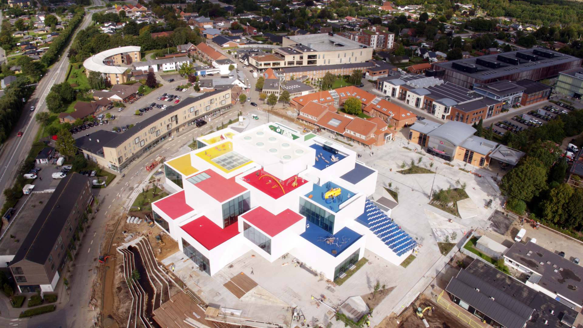La Lego House nel tessuto urbano di Billund, in Danimarca © LEGO