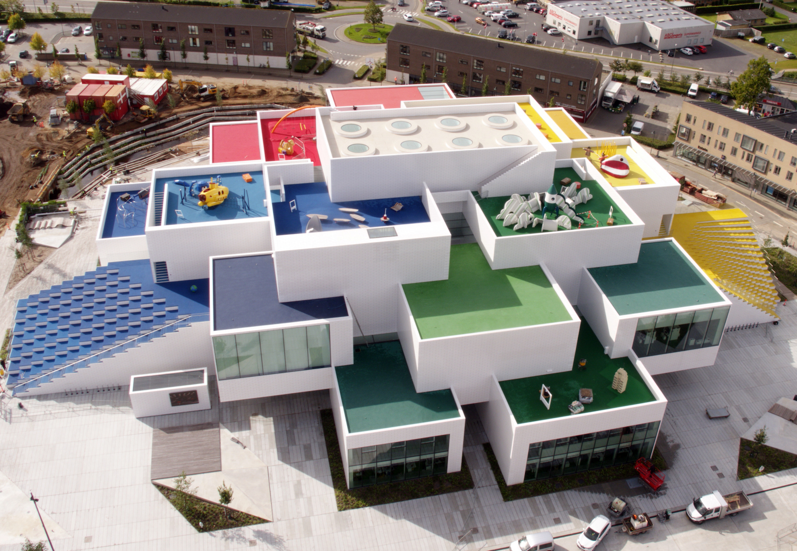 Ufficialmente aperta al pubblico, la Lego House è un tributo architettonico al celebre mattoncino in plastica colorata © LEGO