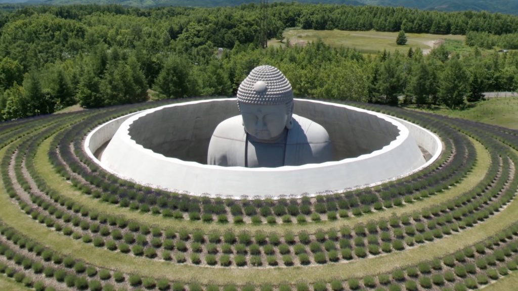 La collina del Buddha nel cimitero di Makomanai Takino, a Sapporo in Giappone © Hokkaido fan magazine