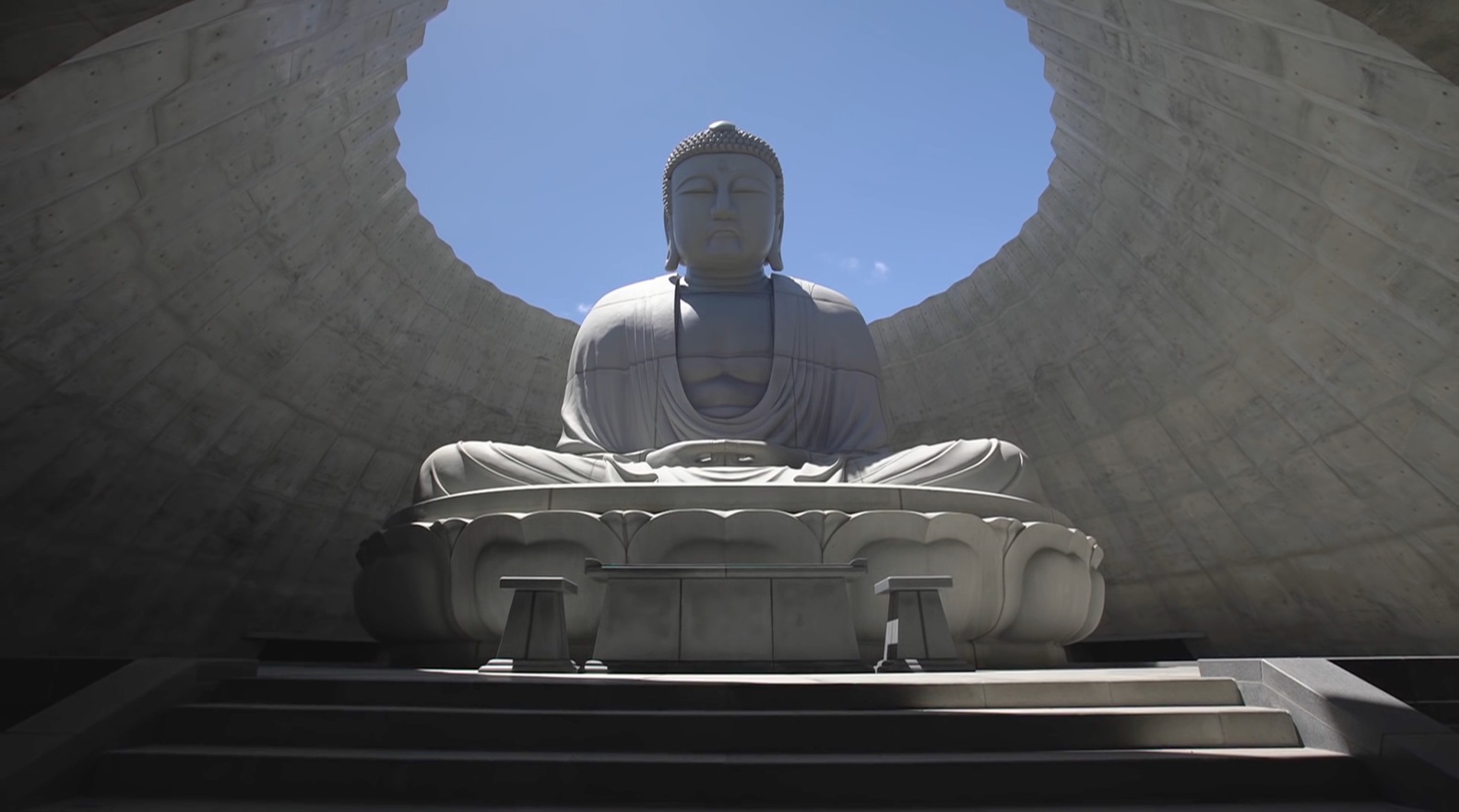 L'immensa statua del Buddha siede al centro di una sala circolare a forma di cono aperta verso la luce e verso il cielo © Hokkaido fan magazine