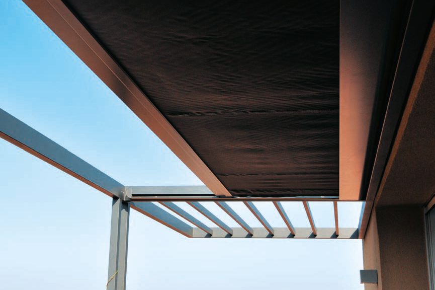 La struttura della pergola a sbalzo, con tenda e brise soleil (Foto Archivio Marsiglilab)