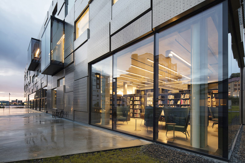 Vista del fronte aperto alla città per la presenza della biblioteca e della caffetteria © Trond Isaksen, Statsbygg