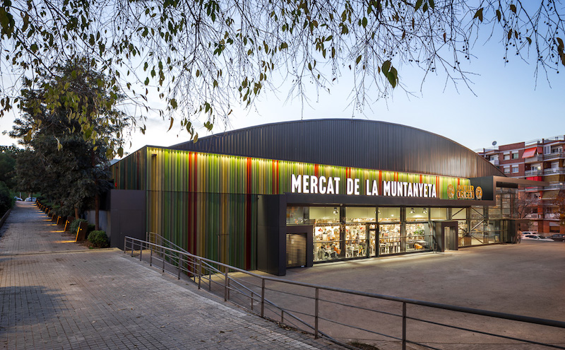 Come si presenta oggi il mercato, tra facciate colorate e superfici vetrate © Simón García/arqfoto