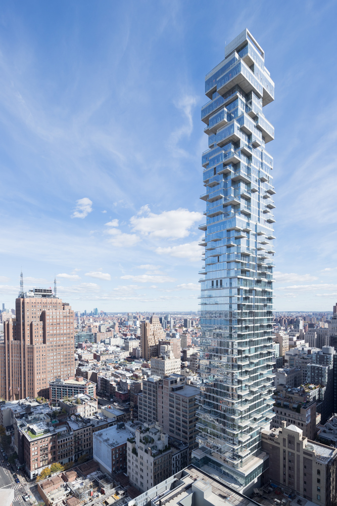 La torre presenta una composizione di volume vetrati e balconi a sbalzo, sempre più sfalsati via via che si raggiunge la cima © Iwan Baan/Herzog & de Meuron