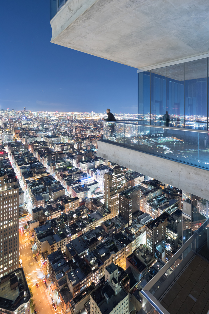 I lussuosi attici sospesi sulla città godono di viste spettacolari di New York © Iwan Baan/Herzog & de Meuron