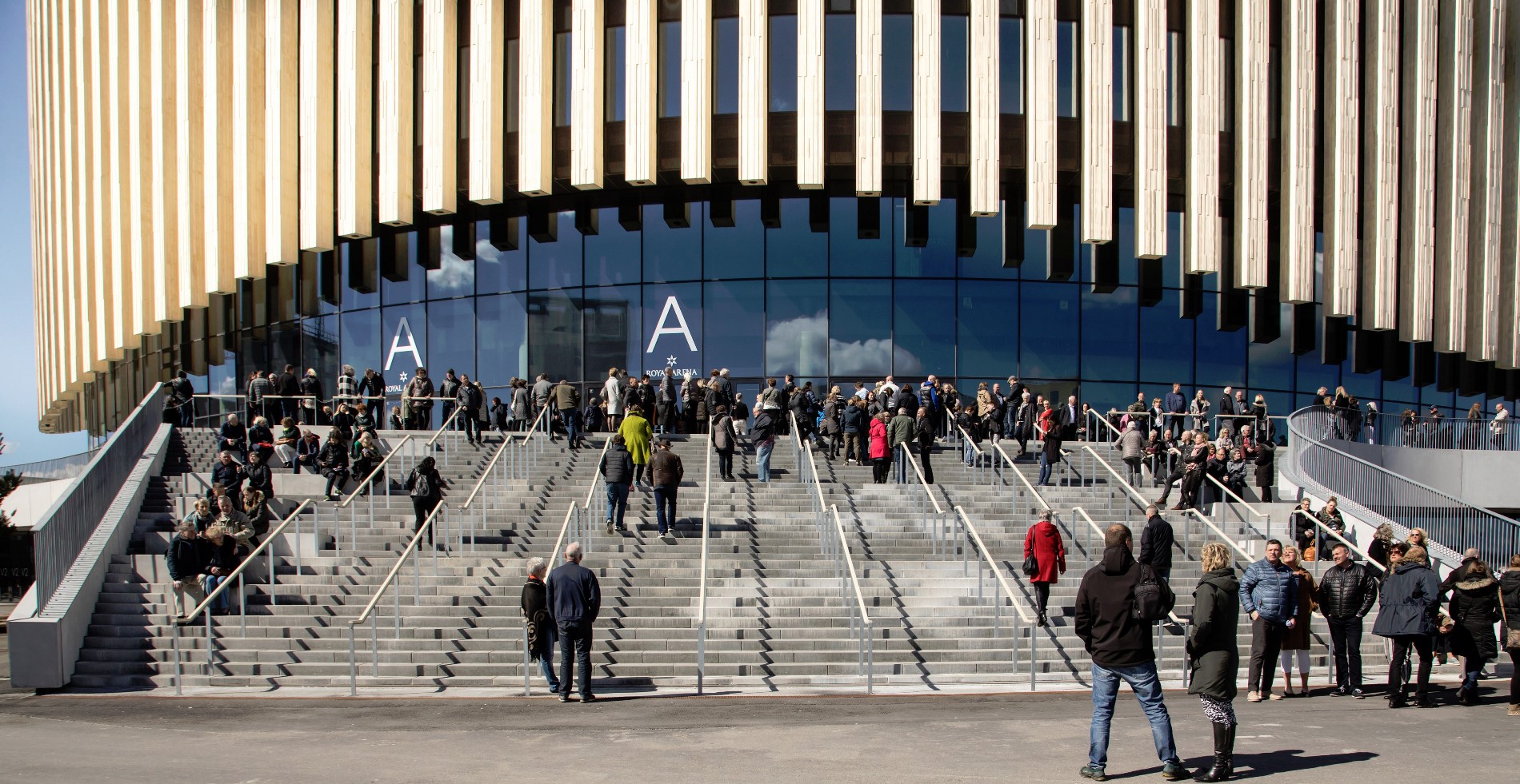 La Royal Arena è progettata per aprirsi alla città e interagire con le piazze e i percorsi del quartiere circostante offrendo forme e strutture in grado di catalizzare attività e incontri sociali © Rasmus Daniel Taun
