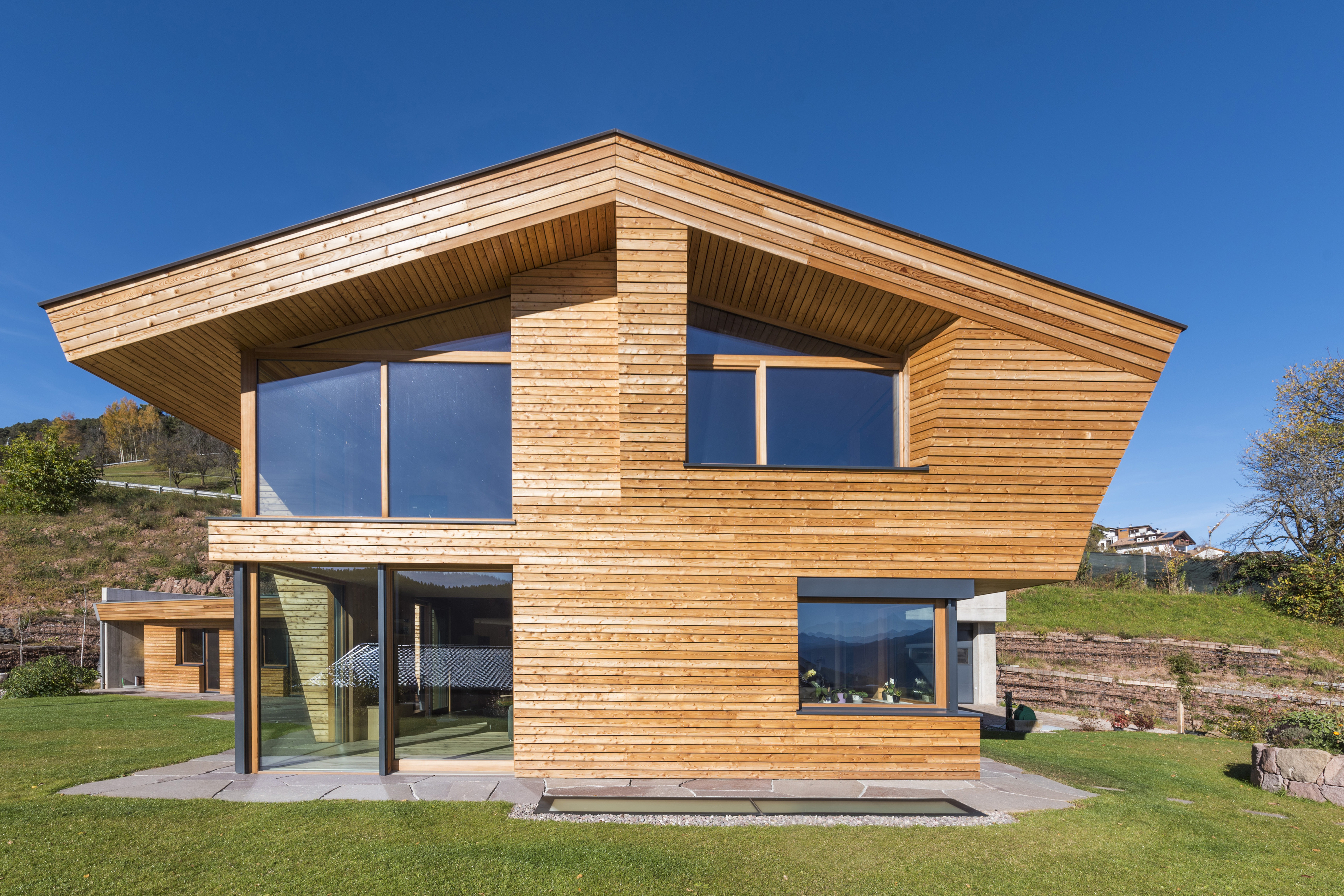 La scelta del legno lunare e di una progettazione Feng Shui hanno valorizzato l’armonia tra l’interno e l’esterno dell’edificio © Arnold Ritter