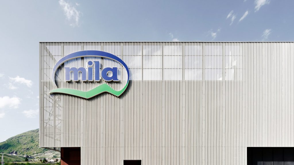 Lo stabilimento Mila di Bolzano, scandito da un nuovo involucro di facciata che dona all’edificio una veste leggera e contemporanea © Oskar DaRiz