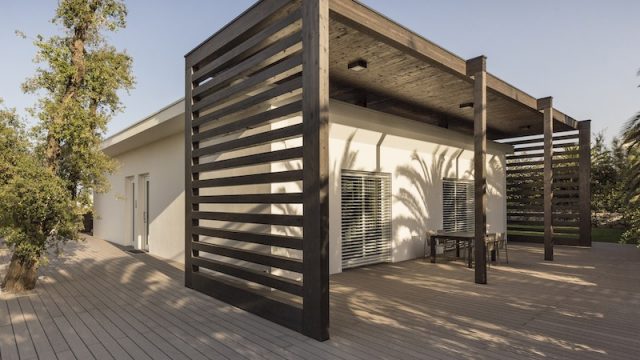 I frangisole in legno completano il quadro delle strategie sostenibili e di riduzione dei consumi di Villa Miriam.