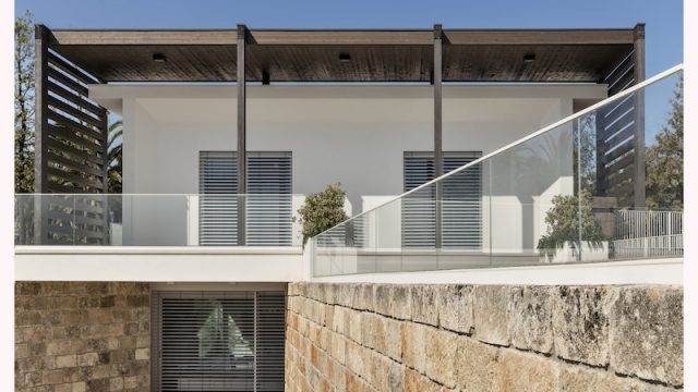 Legno, intonaco bianco e pietra: lo stile di Villa Miriam comunica con il territorio pugliese.