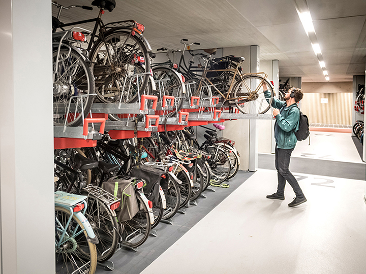 Attualmente il parcheggio è in grado di ospitare 7.500 biciclette, con la previsione di raggiungere la piena capacità di 12.500 posti entro la primavera del 2019 © CU2030.nl
