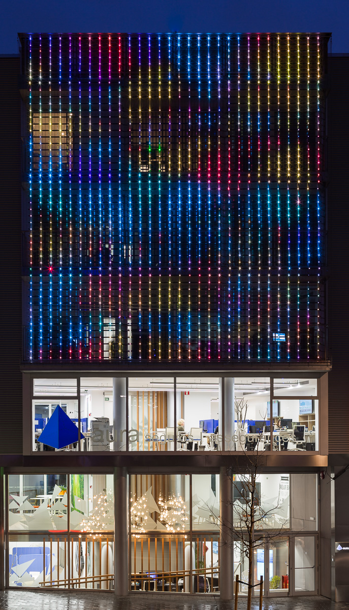 La facciata disegna un ritmo di luci e colori e rafforza l’identità dell’azienda © Simón García/arqfoto