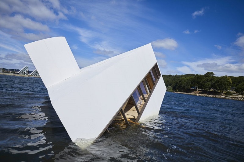 Asmund Havsteen-Mikkelsen: Flooded Modernity. Floating Art 2018, Vejle Fjord. Foto: Kenneth Stjernegaard (fonte kunsten.nu)