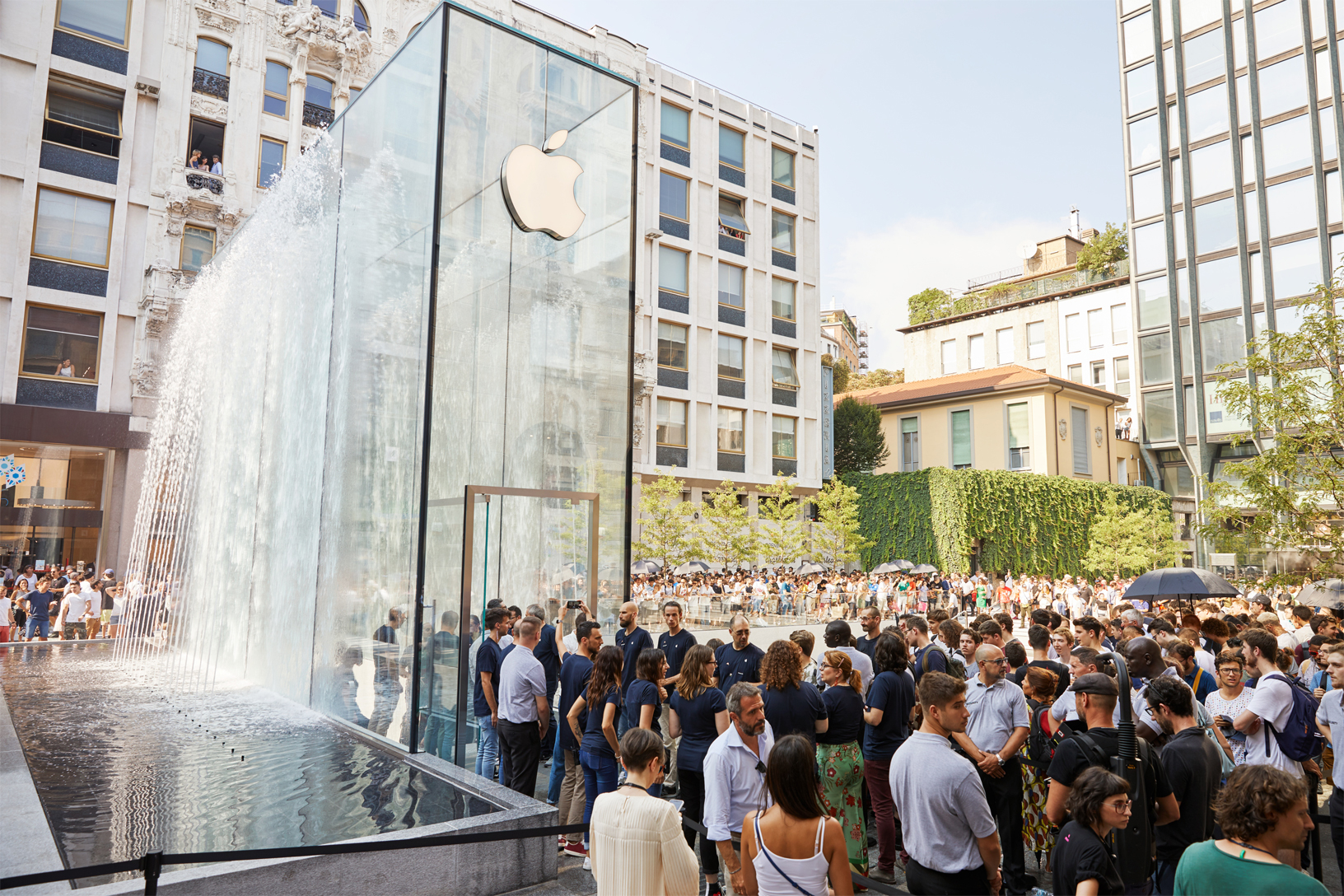 Foster + Partners, Apple Piazza Liberty, Milano - la scenografica fontana avvolge il portale in vetro con getti d’acqua continui che creano un effetto scenografico e sensoriale