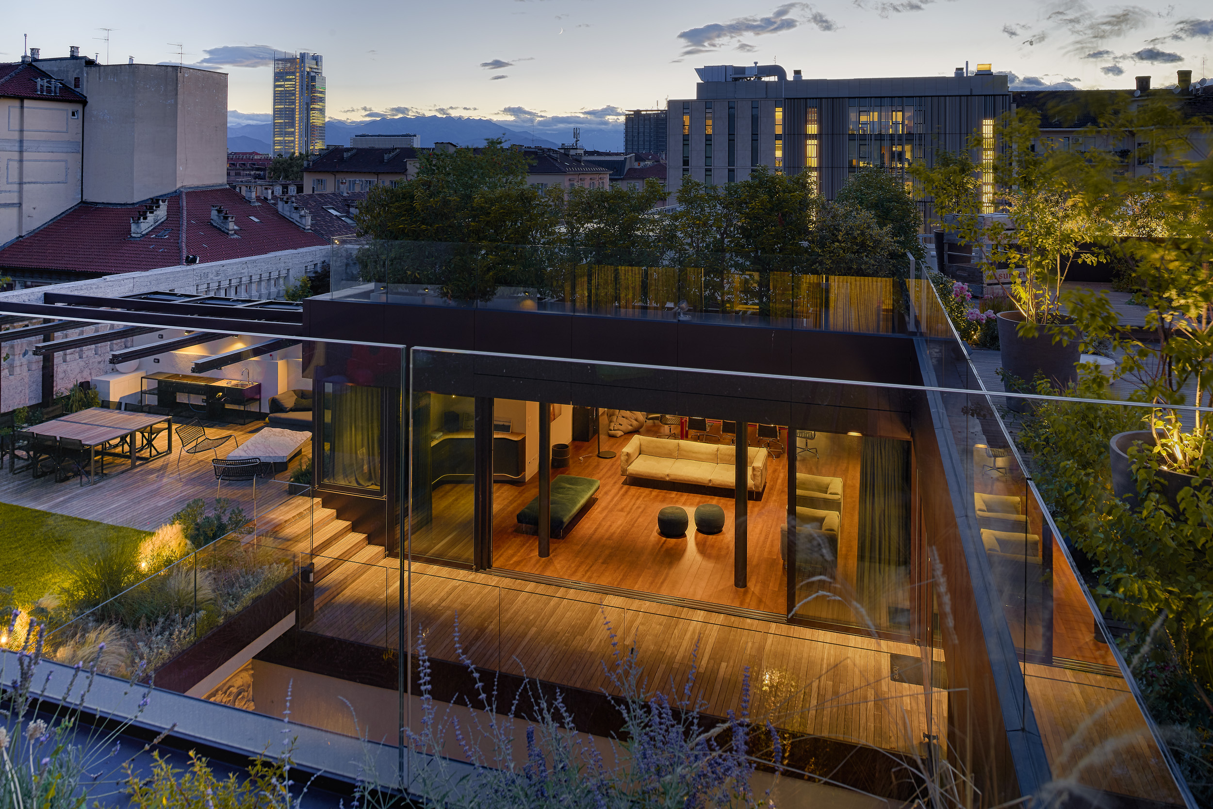 Vista degli eleganti penthouse, concepiti come ville urbane con giardini pensili sviluppati attorno a grandi terrazze multi-livello © Fabio Oggero