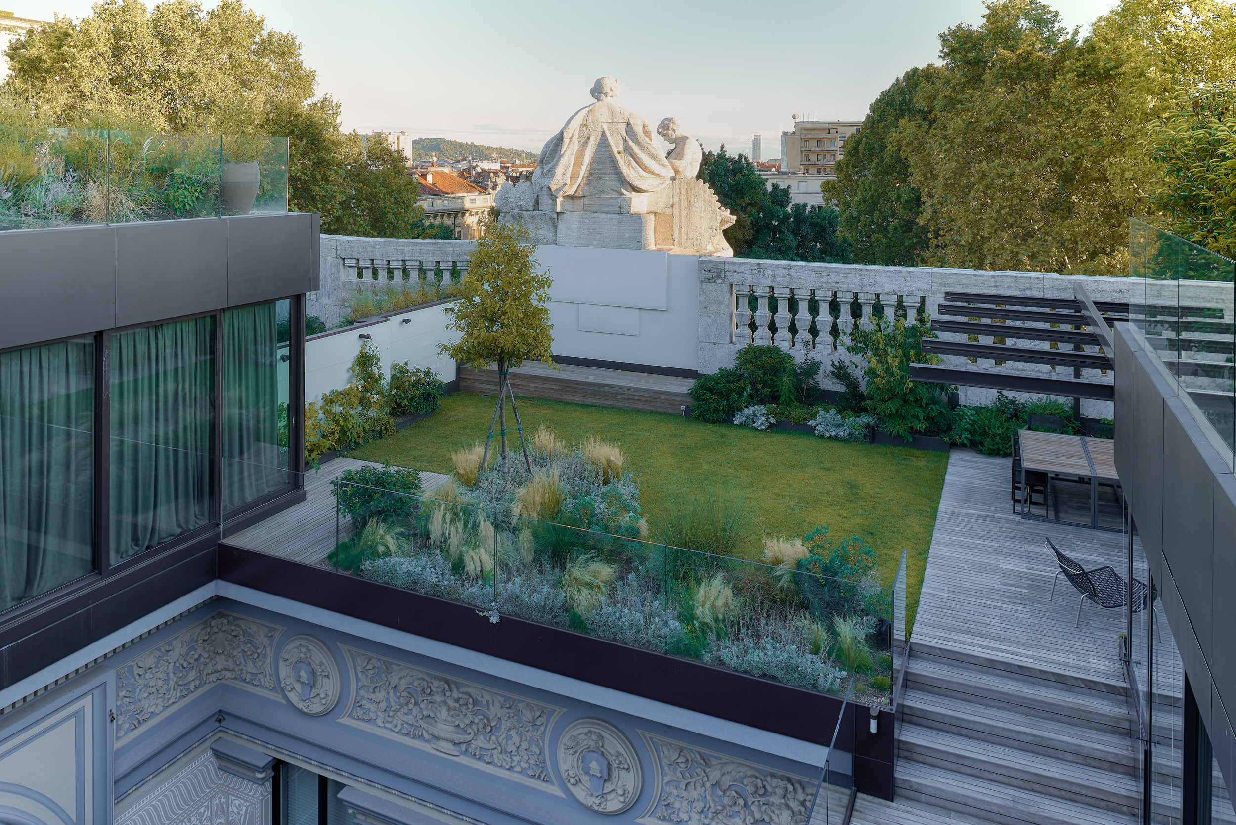 Mantenendo intatta la cornice storica del palazzo e riconfigurando gli spazi ad uso contemporaneo, il progetto unisce tradizione e architettura contemporanea © Fabio Oggero