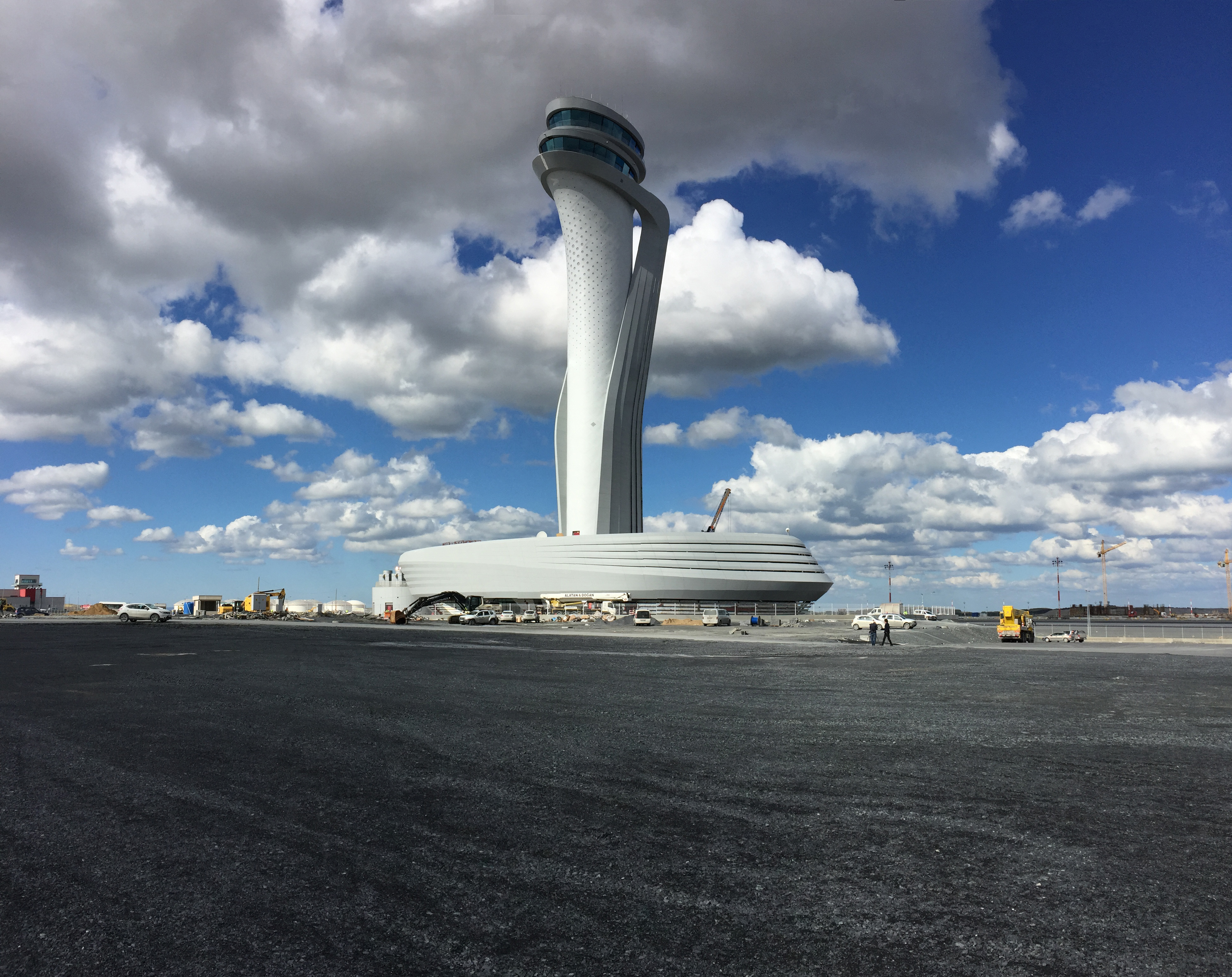 Il design scultoreo della nuova torre richiama la forma organica e sinuosa di un tulipano, importante riferimento culturale della storia turca © Pininfarina e Aecom